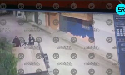 Cámaras captaron el momento en que una plataforma fue robada junto con el vehículo al que fue enganchada. Vecinos piden apoyo para identificar a los ladrones.