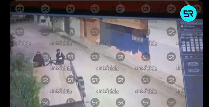 Cámaras captaron el momento en que una plataforma fue robada junto con el vehículo al que fue enganchada. Vecinos piden apoyo para identificar a los ladrones.