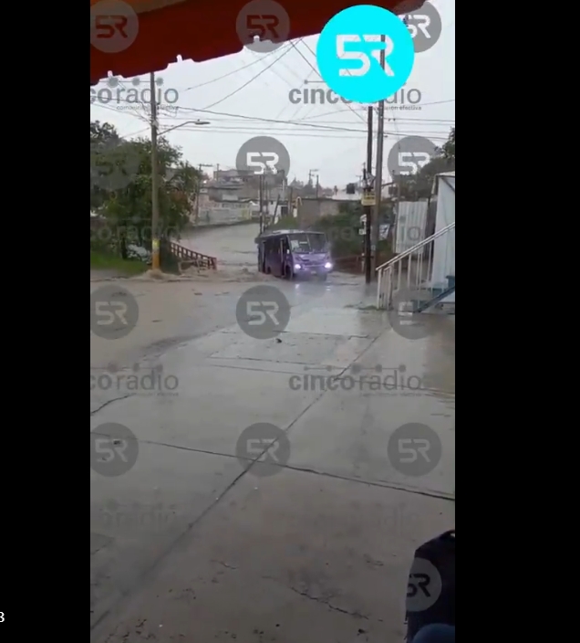 Camión del transporte público “Morados” quedó varado por una inundación en Flor del Bosque, Puebla capital, tras lluvias intensas del 2 de julio.