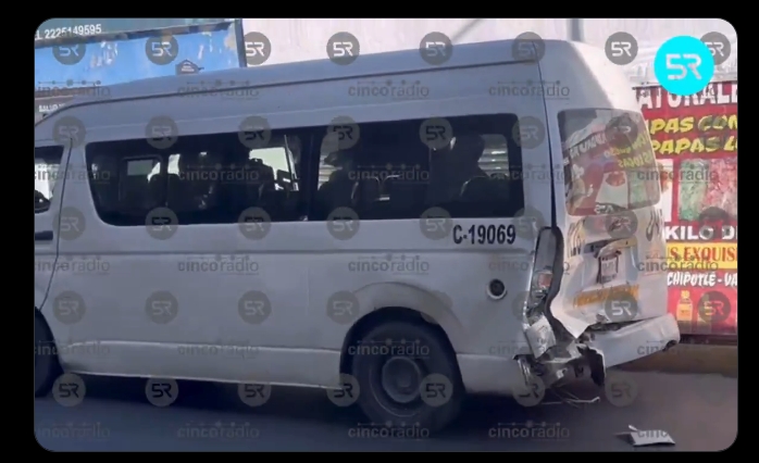 Accidente en Calzada Ignacio Zaragoza deja varios heridos tras choque de camioneta sin frenos contra unidad de la ruta 28. Ya reciben atención médica.