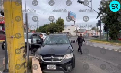 Una camioneta negra chocó en Diagonal Defensores y 28 Poniente. Un joven fue detenido por presuntamente conducir bajo efectos del alcohol.