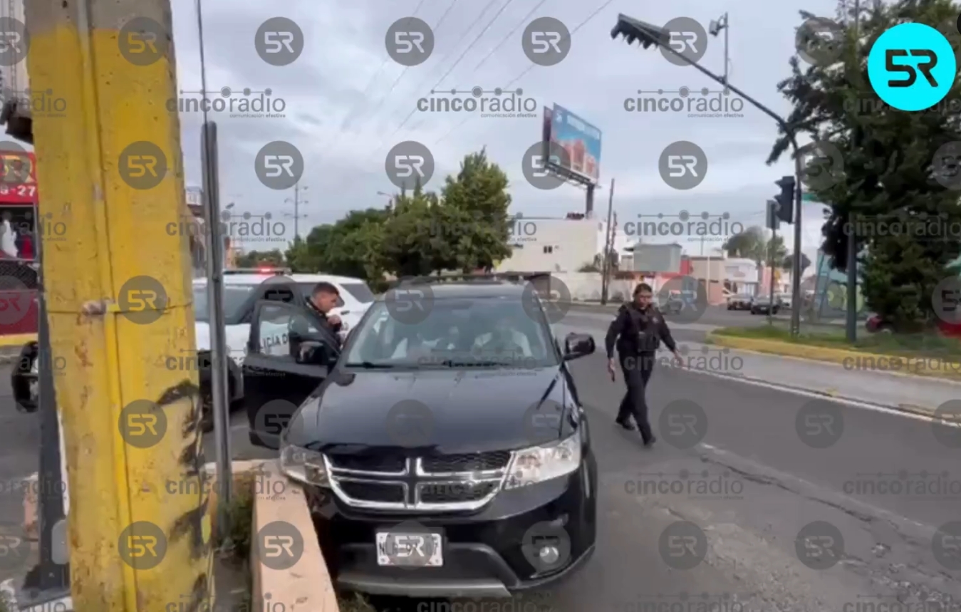 Una camioneta negra chocó en Diagonal Defensores y 28 Poniente. Un joven fue detenido por presuntamente conducir bajo efectos del alcohol.