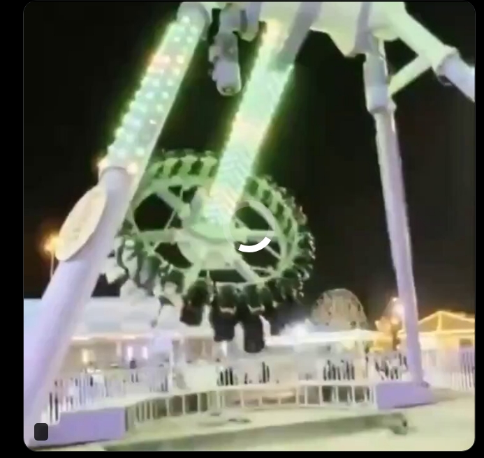 La estructura del juego “360 Degrees” se partió en dos durante su funcionamiento; tres personas están graves