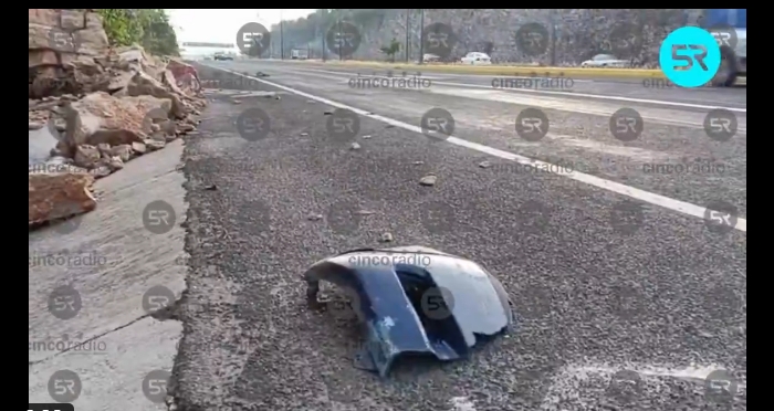 Caen piedras en Periférico Ecológico tras desgaje; hay daños materiales