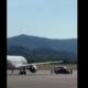 Un hombre de 35 años murió tras correr a la pista y ser absorbido por un motor de un avión de Volotea en el aeropuerto de Bérgamo, Italia.