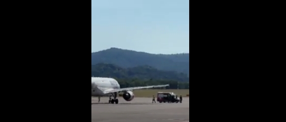 Un hombre de 35 años murió tras correr a la pista y ser absorbido por un motor de un avión de Volotea en el aeropuerto de Bérgamo, Italia.