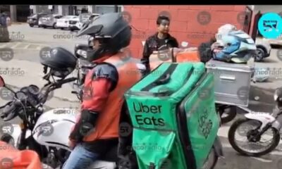 Repartidores de plataformas protestan en Puebla contra la “Ley Chaleco”