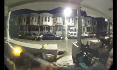 Tiroteo en Philadelphia deja al menos 3 muertos y 10 heridos Un tiroteo registrado la noche de este lunes en Philadelphia, Estados Unidos, dejó un saldo preliminar de al menos tres personas muertas y diez más heridas, según informaron autoridades locales. El ataque ocurrió en una zona residencial del suroeste de la ciudad, donde testigos reportaron múltiples disparos en rápida sucesión. Equipos de emergencia acudieron rápidamente al lugar para atender a los heridos, algunos de ellos en estado crítico. Hasta el momento no se ha confirmado el número de atacantes ni si hay personas detenidas. La policía mantiene un fuerte operativo en el área mientras continúan las investigaciones. Las autoridades no descartan que se trate de un ataque dirigido, aunque aún se desconocen los motivos. El caso ha generado conmoción en la comunidad y reaviva el debate sobre el acceso a armas de fuego en Estados Unidos. ¿Quieres que lo convierta en ficha para redes, para radio o para noticiero en vivo?