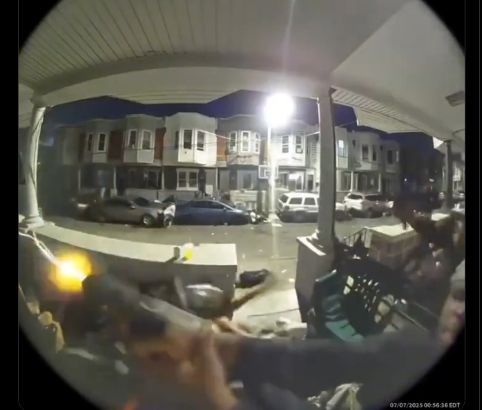Tiroteo en Philadelphia deja al menos 3 muertos y 10 heridos Un tiroteo registrado la noche de este lunes en Philadelphia, Estados Unidos, dejó un saldo preliminar de al menos tres personas muertas y diez más heridas, según informaron autoridades locales. El ataque ocurrió en una zona residencial del suroeste de la ciudad, donde testigos reportaron múltiples disparos en rápida sucesión. Equipos de emergencia acudieron rápidamente al lugar para atender a los heridos, algunos de ellos en estado crítico. Hasta el momento no se ha confirmado el número de atacantes ni si hay personas detenidas. La policía mantiene un fuerte operativo en el área mientras continúan las investigaciones. Las autoridades no descartan que se trate de un ataque dirigido, aunque aún se desconocen los motivos. El caso ha generado conmoción en la comunidad y reaviva el debate sobre el acceso a armas de fuego en Estados Unidos. ¿Quieres que lo convierta en ficha para redes, para radio o para noticiero en vivo?
