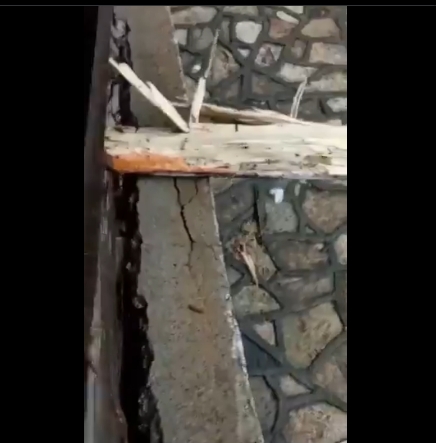 Un rayo impactó el palo de la Danza de los Voladores en Pinahuista, Cuetzalan, durante una tormenta eléctrica. El hecho ocurrió el 7 de julio y fue captado por vecinos.