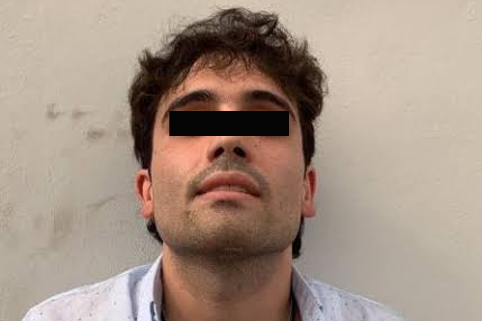 El hijo de “El Chapo” admitió cargos por tráfico de drogas, lavado de dinero y posesión de armas ante una corte de Chicago.