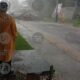Joven resulta herida por la caída de un árbol durante fuerte lluvia en Puebla Puebla, Pue. – La fuerte lluvia registrada la tarde de este martes provocó la caída de un árbol sobre una joven en la calle Tehuacán Sur, en la colonia La Paz, al momento en que transitaba por la zona. Vecinos solicitaron el apoyo de los cuerpos de emergencia, por lo que elementos de la Secretaría de Seguridad Ciudadana y Protección Civil Municipal acudieron de inmediato para brindar atención a la víctima. La joven recibió primeros auxilios en el lugar y fue trasladada a un hospital para su valoración médica. Además del árbol, un poste fue derribado por la fuerza del viento, por lo que se realizaron labores para retirarlos y liberar la vialidad. Autoridades municipales exhortaron a la población a mantenerse atenta a las condiciones del clima y reportar cualquier emergencia al 911 o a los números de Protección Civil. ¿Quieres agregar fotos, testimonios o más contexto sobre las lluvias en Puebla?