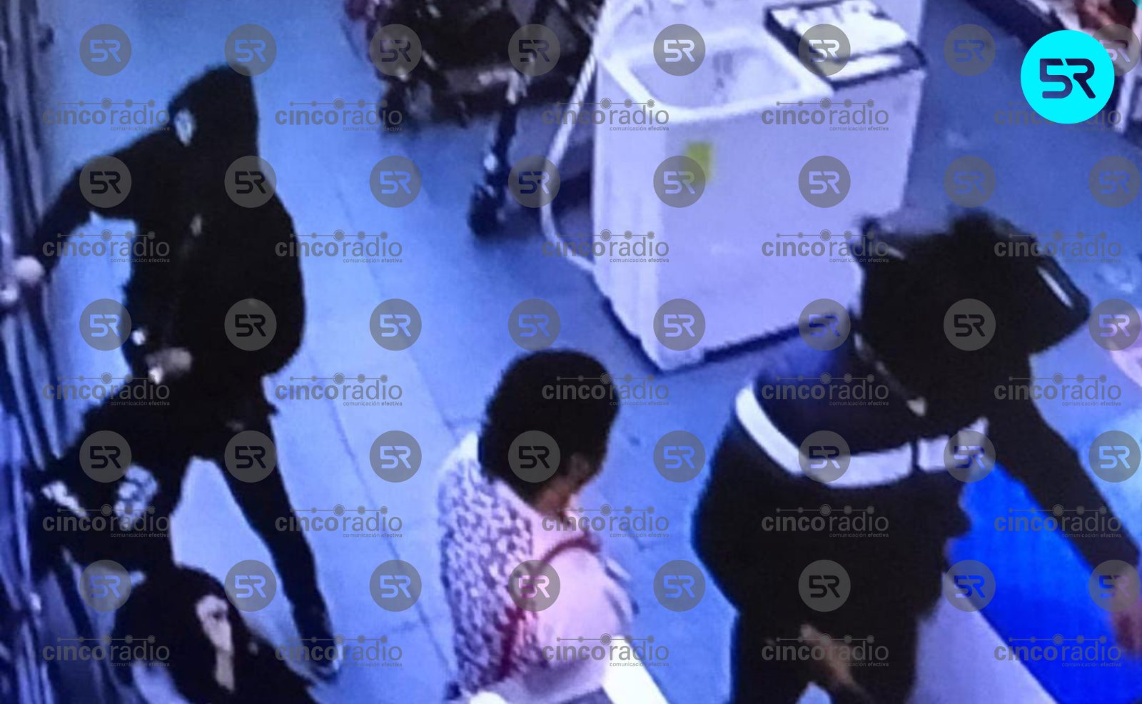 Cinco delincuentes asaltaron Prenda Fácil en la colonia Chapultepec, Puebla. Se llevaron objetos valuados en $100 mil y escaparon.