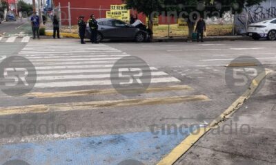 Conductor choca contra semáforo en la 25 Oriente; tenía problemas cardíacos