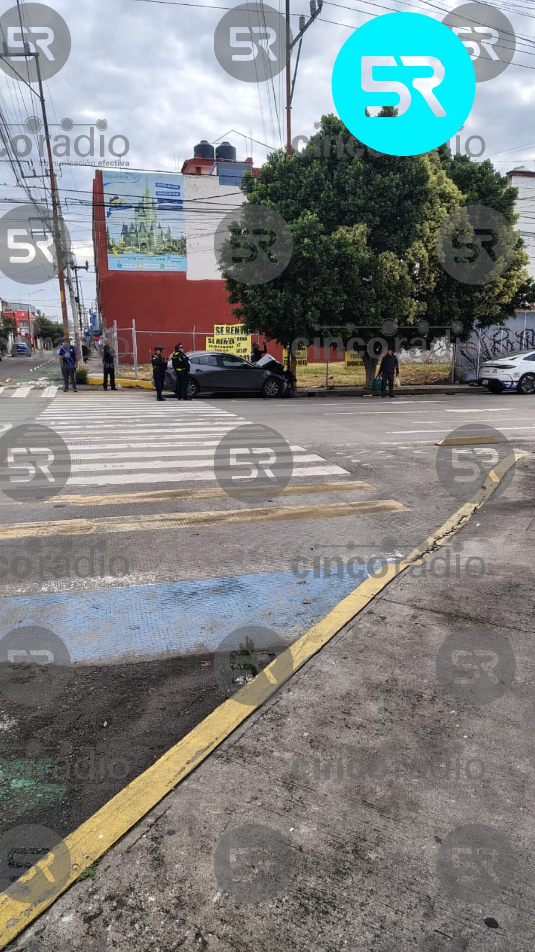 Conductor choca contra semáforo en la 25 Oriente; tenía problemas cardíacos