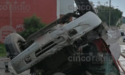 Pipa de agua vuelca tras intentar ganarle el paso al tren en Xochimehuacan