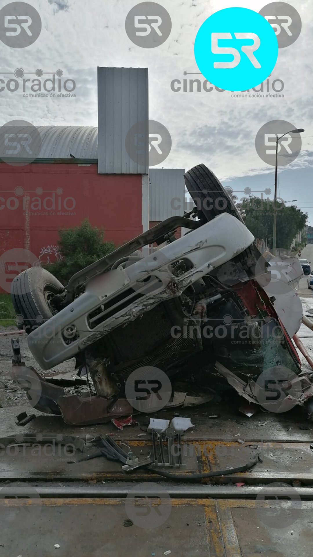 Pipa de agua vuelca tras intentar ganarle el paso al tren en Xochimehuacan