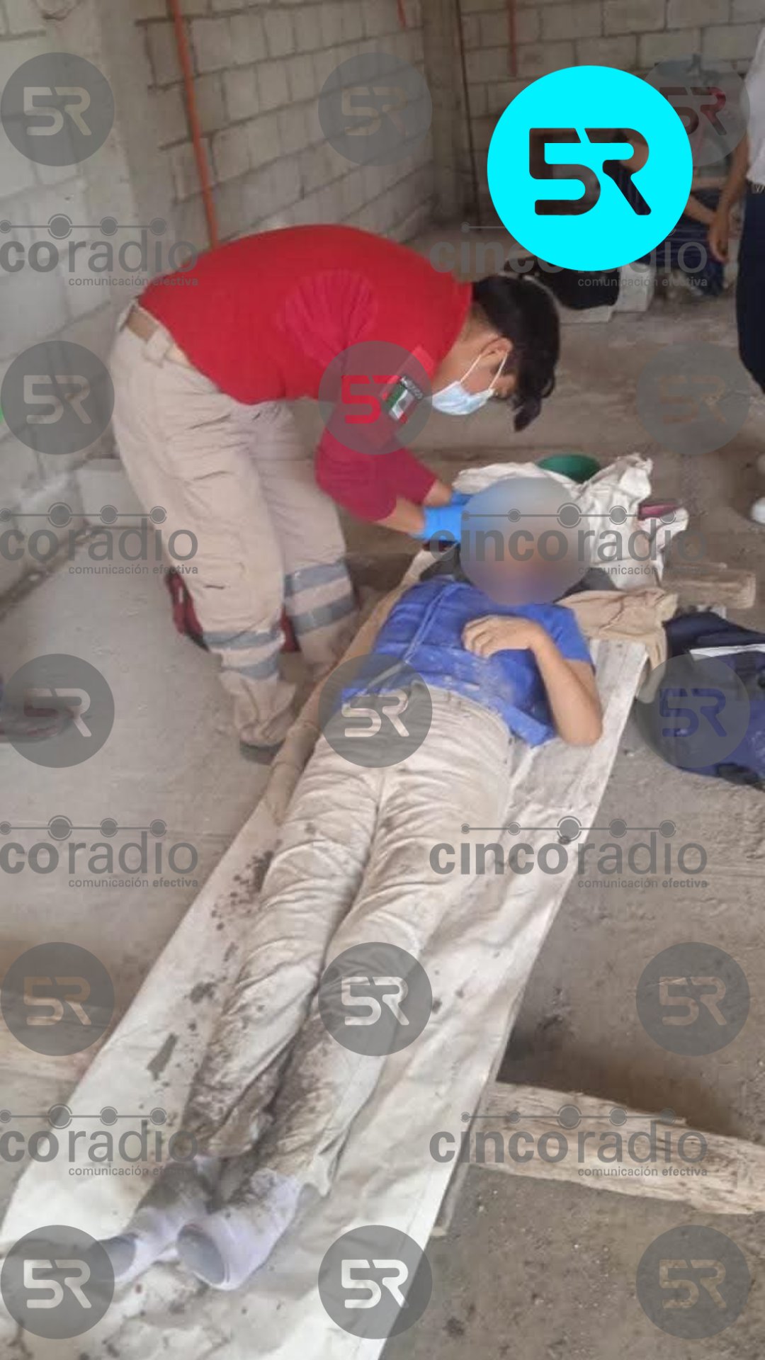 Cuatro trabajadores cayeron de una azotea mientras hacían colado en una casa de Papalotla, Tlaxcala. Uno fue trasladado al hospital; está estable.