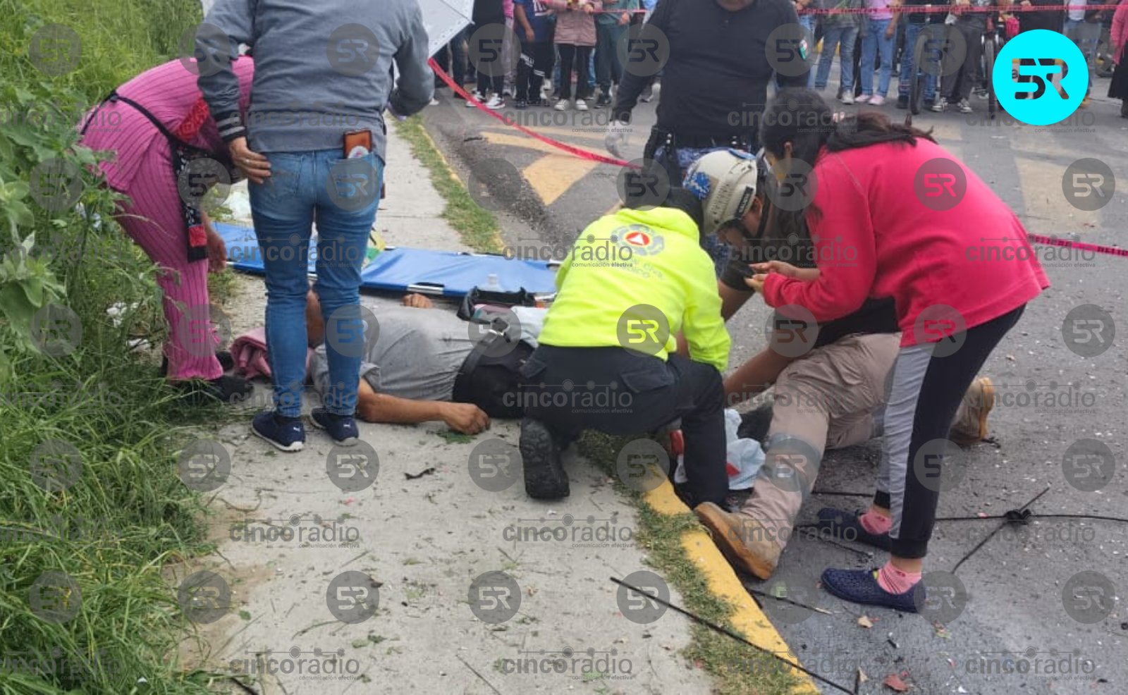 Cuatro trabajadores cayeron de una azotea mientras hacían colado en una casa de Papalotla, Tlaxcala. Uno fue trasladado al hospital; está estable.