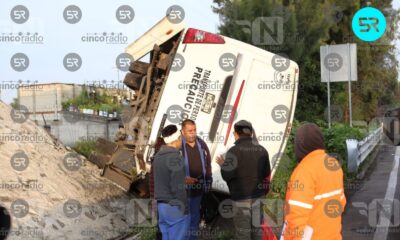 La unidad llevaba a trabajadores de Condumex; cinco personas resultaron con lesiones leves en el tramo de Santa Cruz Techachalco, Tlaxcala.