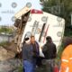 La unidad llevaba a trabajadores de Condumex; cinco personas resultaron con lesiones leves en el tramo de Santa Cruz Techachalco, Tlaxcala.