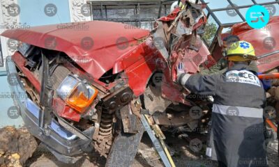 Unidad de la línea ATAH se queda sin frenos en Tlaxco y choca contra casa y camioneta; tres lesionados, incluido el chofer que quedó prensado.