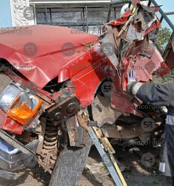 Unidad de la línea ATAH se queda sin frenos en Tlaxco y choca contra casa y camioneta; tres lesionados, incluido el chofer que quedó prensado.