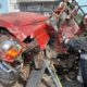 Unidad de la línea ATAH se queda sin frenos en Tlaxco y choca contra casa y camioneta; tres lesionados, incluido el chofer que quedó prensado.