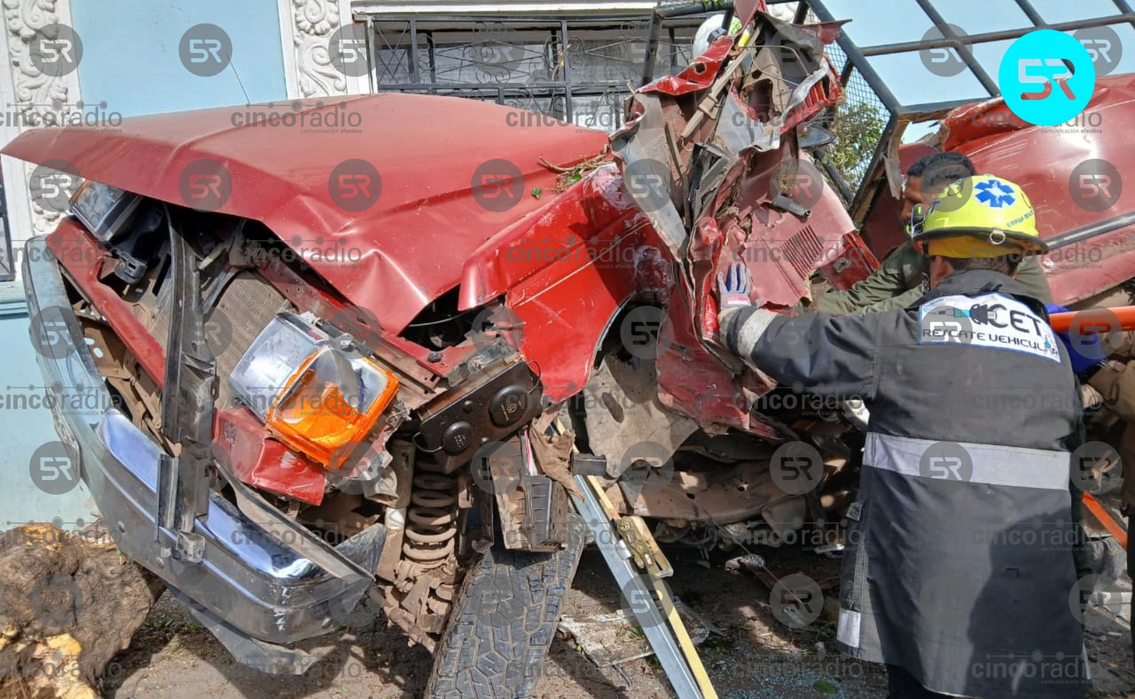 Unidad de la línea ATAH se queda sin frenos en Tlaxco y choca contra casa y camioneta; tres lesionados, incluido el chofer que quedó prensado.