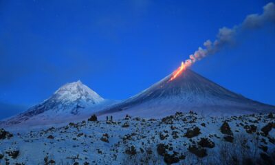 Tras el sismo M8.8 en Kamchatka, el volcán Klyuchevskoi entró en erupción. Se mantiene alerta por posible relación entre ambos fenómenos naturales.