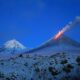 Tras el sismo M8.8 en Kamchatka, el volcán Klyuchevskoi entró en erupción. Se mantiene alerta por posible relación entre ambos fenómenos naturales.