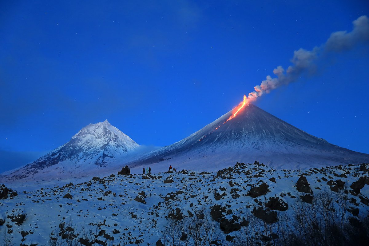 Tras el sismo M8.8 en Kamchatka, el volcán Klyuchevskoi entró en erupción. Se mantiene alerta por posible relación entre ambos fenómenos naturales.