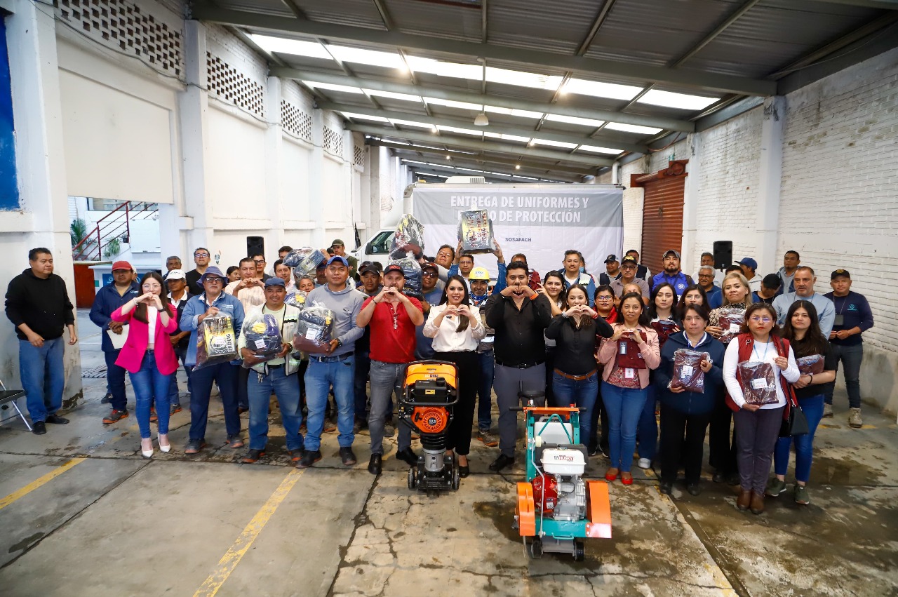 Tonantzin Fernández refuerza al SOSAPACH con uniformes y equipo; reconoce el trabajo diario por mejorar los servicios públicos en San Pedro Cholula.