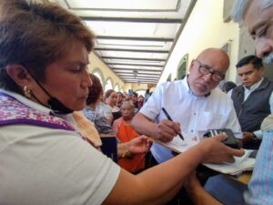 Entregan comerciantes pliego petitorio en San Pedro Cholula; autoridades responden con compromisos y cámaras para reforzar la seguridad.