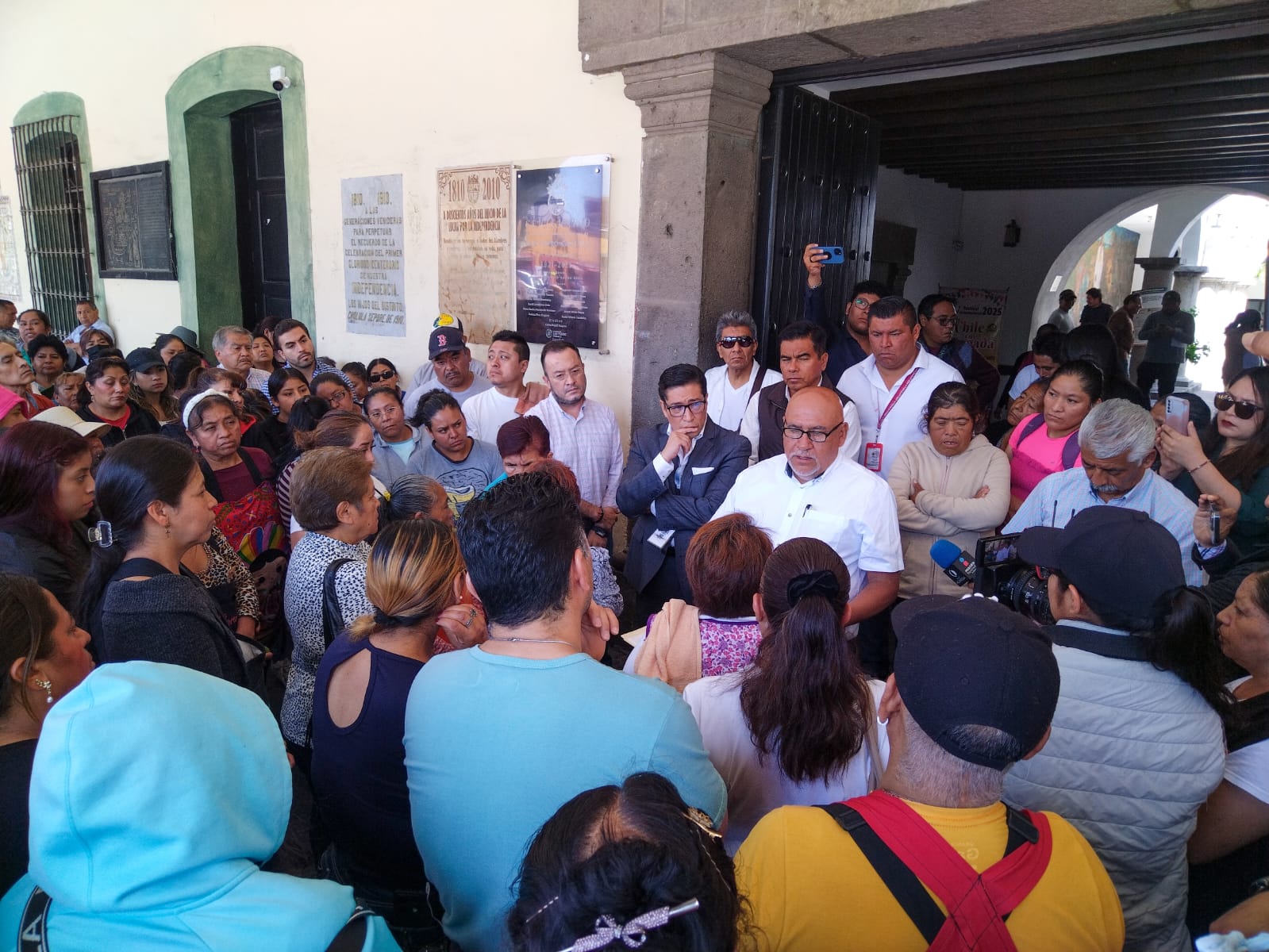 Comerciantes y autoridades de San Pedro Cholula acuerdan reforzar la seguridad en el Mercado Cosme del Razo con cámaras de vigilancia.
