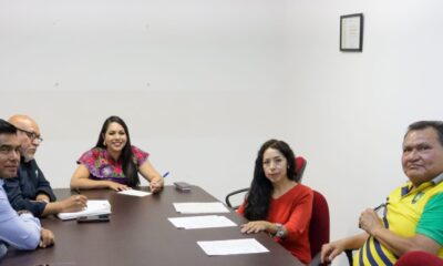 27 de julio de 2025, San Pedro Cholula, Pue. – Con el compromiso de mantener un gobierno cercano a la gente y con apertura al diálogo, la presidenta municipal Tonantzin Fernández encabezó la segunda mesa de trabajo con integrantes del Consejo de Comercio, Prestadores de Servicios y Ciudadanos de San Pedro Cholula (COPRESEC). El encuentro tuvo como objetivo escuchar propuestas, construir consensos y dar atención puntual a las necesidades del sector comercial, turístico y de servicios, clave en el desarrollo económico del municipio. Durante la reunión, Delia Flores, representante de la COPRESEC, entregó una serie de propuestas que serán canalizadas a las áreas correspondientes del Ayuntamiento para su análisis e implementación. Ante la posible manifestación anunciada por miembros del COPRESEC para este lunes en el Palacio Municipal, la alcaldesa hizo un llamado respetuoso a seguir privilegiando el diálogo por encima de la confrontación. “Este gobierno no se esconde ante las peticiones de la ciudadanía; al contrario, las escucha y las atiende, porque gobernar es servir al pueblo”, expresó Tonantzin Fernández, reiterando que su administración mantiene una política de puertas abiertas y atención permanente. El Gobierno Municipal subrayó que continuará trabajando de manera transparente y cercana con todos los sectores sociales para consolidar un San Pedro Cholula más próspero, justo e incluyente.
