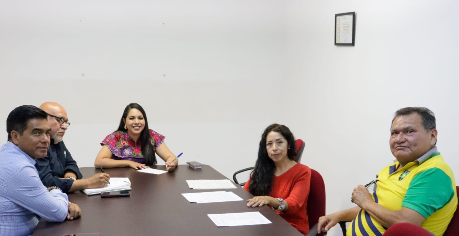 27 de julio de 2025, San Pedro Cholula, Pue. – Con el compromiso de mantener un gobierno cercano a la gente y con apertura al diálogo, la presidenta municipal Tonantzin Fernández encabezó la segunda mesa de trabajo con integrantes del Consejo de Comercio, Prestadores de Servicios y Ciudadanos de San Pedro Cholula (COPRESEC). El encuentro tuvo como objetivo escuchar propuestas, construir consensos y dar atención puntual a las necesidades del sector comercial, turístico y de servicios, clave en el desarrollo económico del municipio. Durante la reunión, Delia Flores, representante de la COPRESEC, entregó una serie de propuestas que serán canalizadas a las áreas correspondientes del Ayuntamiento para su análisis e implementación. Ante la posible manifestación anunciada por miembros del COPRESEC para este lunes en el Palacio Municipal, la alcaldesa hizo un llamado respetuoso a seguir privilegiando el diálogo por encima de la confrontación. “Este gobierno no se esconde ante las peticiones de la ciudadanía; al contrario, las escucha y las atiende, porque gobernar es servir al pueblo”, expresó Tonantzin Fernández, reiterando que su administración mantiene una política de puertas abiertas y atención permanente. El Gobierno Municipal subrayó que continuará trabajando de manera transparente y cercana con todos los sectores sociales para consolidar un San Pedro Cholula más próspero, justo e incluyente.