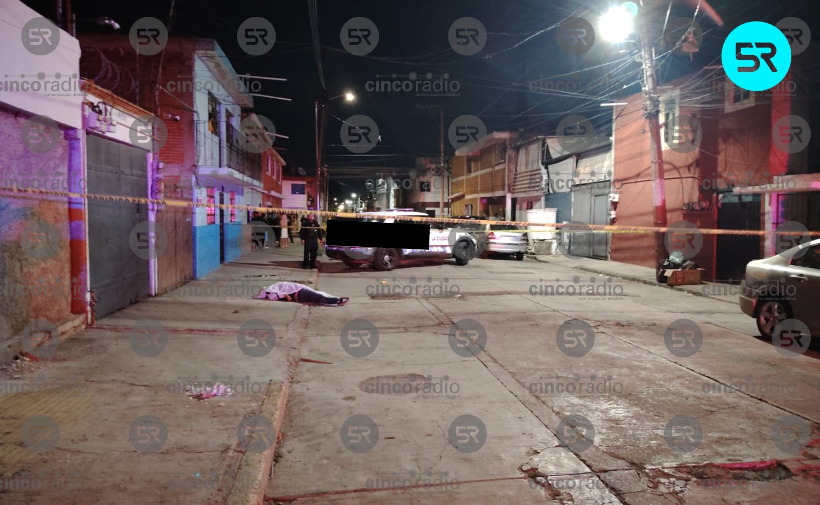 Un joven fue asesinado a balazos en la calle 3 de mayo, al oriente de Puebla. Su pareja reportó que eran seguidos por un auto color naranja.