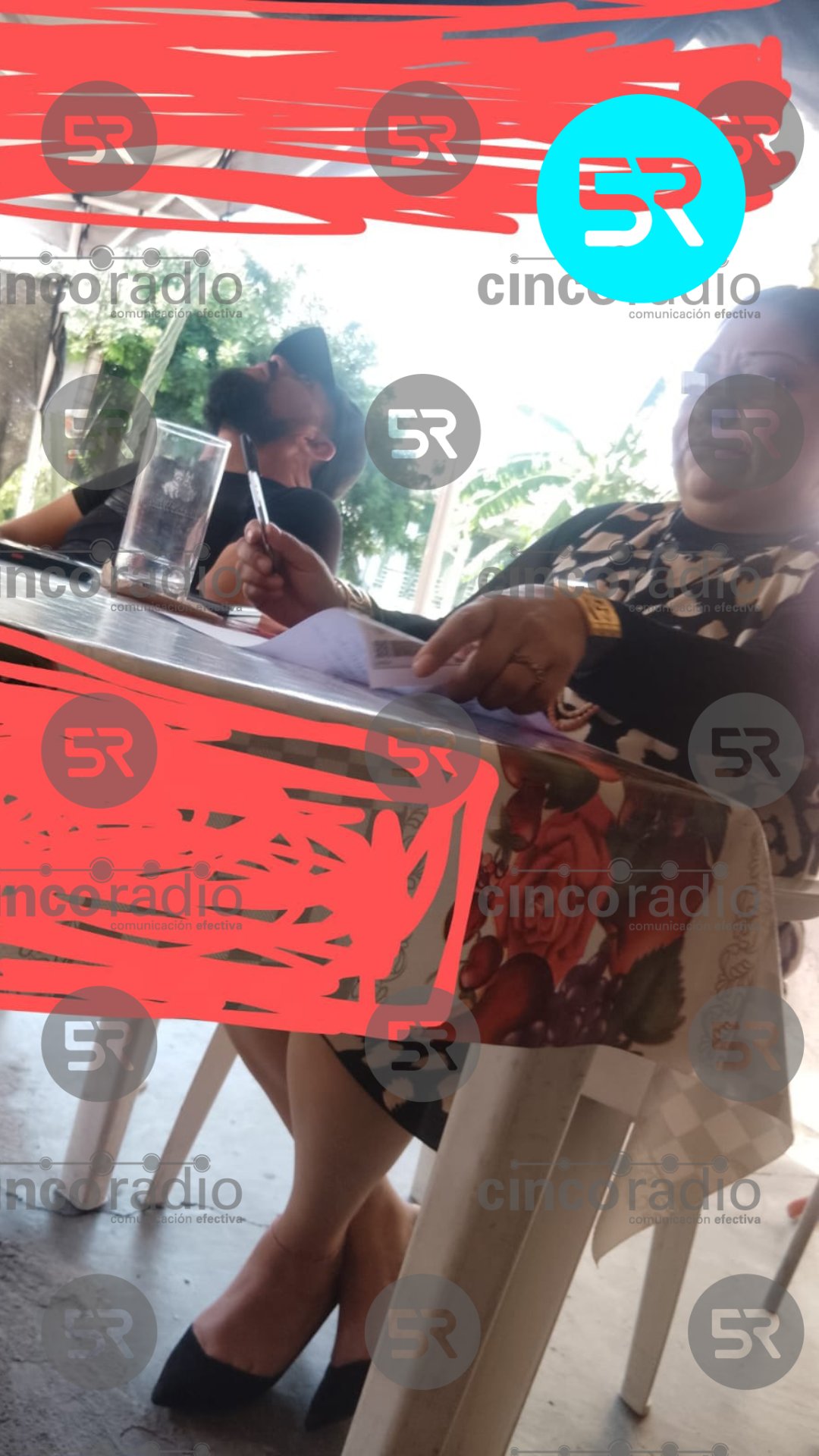 Más de 20 personas entregaron dinero a una supuesta licenciada que ofrecía acceso a programas federales; ya no responde y exigen apoyo de las autoridades.