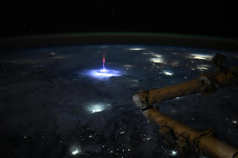 Astronauta de la NASA fotografía extraño relámpago entre México y EE.UU. desde el espacio