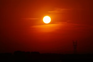Niña muere por calor tras 8 horas encerrada en camioneta; esperaba a su madre fuera de fábrica en Texas
