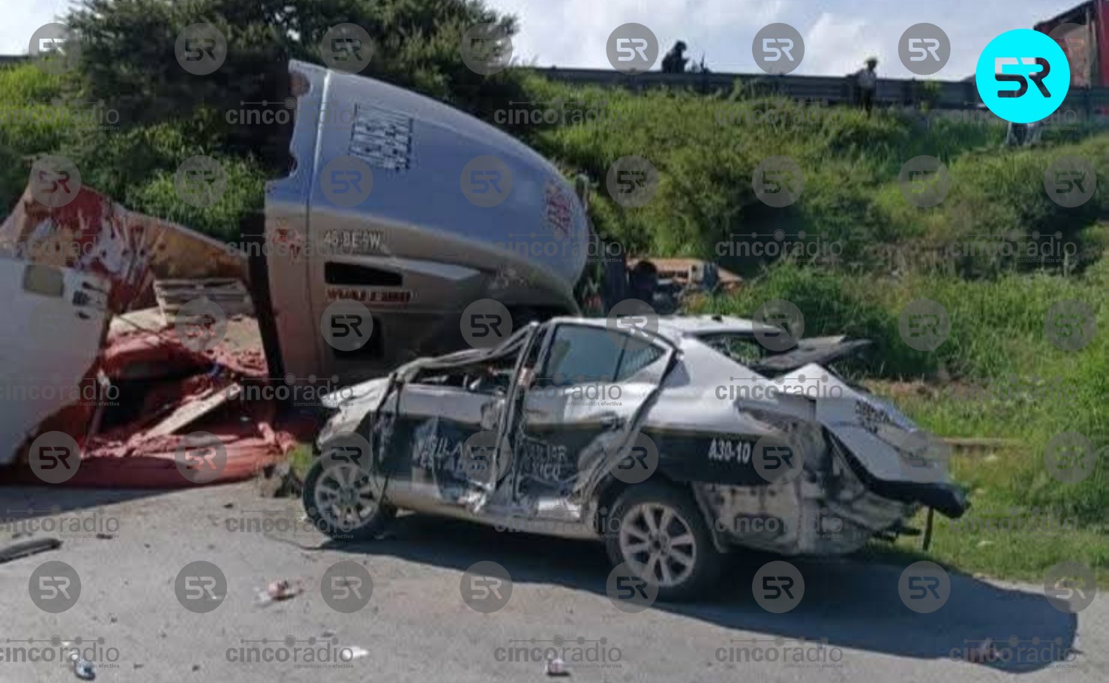 Tráiler cae a un barranco en la Autopista México–Querétaro, kilómetro 72, en Tepeji del Río, dirección Querétaro