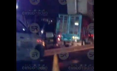 El 13 de agosto por la noche, una camioneta de carga volcó en el puente de La María, rumbo a FINSA; autoridades pidieron precaución.