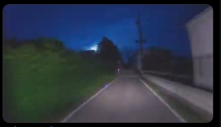 Un meteoro muy brillante cruzó el cielo de Kagoshima la madrugada del 19 de agosto. Residentes captaron imágenes impactantes del fenómeno.
