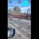 San Isidro Castillotla: tráiler derriba poste y huye