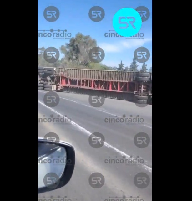San Isidro Castillotla: tráiler derriba poste y huye