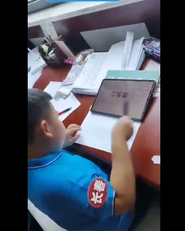Video viral muestra a un niño chino sumando 10 números de cinco dígitos en 8 segundos. El ábaco mental potencia memoria, concentración y rapidez matemática.