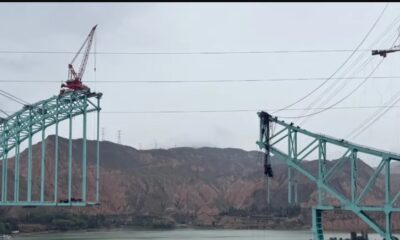 Un puente ferroviario en construcción colapsó sobre el río Amarillo; 12 trabajadores murieron y varios más están desaparecidos tras romperse las cuerdas de soporte.