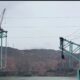 Un puente ferroviario en construcción colapsó sobre el río Amarillo; 12 trabajadores murieron y varios más están desaparecidos tras romperse las cuerdas de soporte.