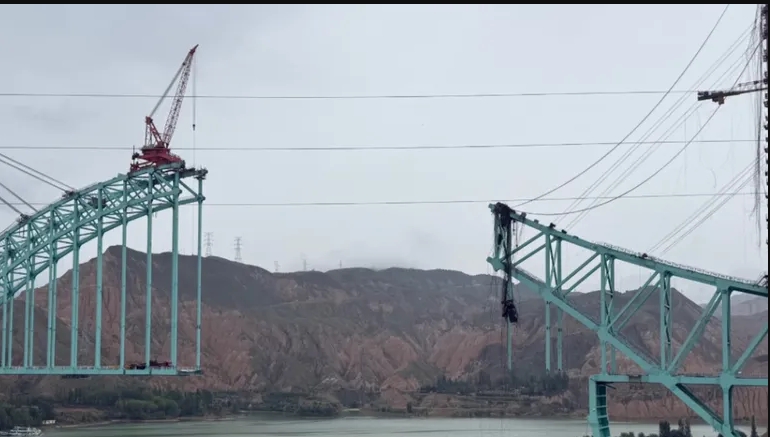 Un puente ferroviario en construcción colapsó sobre el río Amarillo; 12 trabajadores murieron y varios más están desaparecidos tras romperse las cuerdas de soporte.